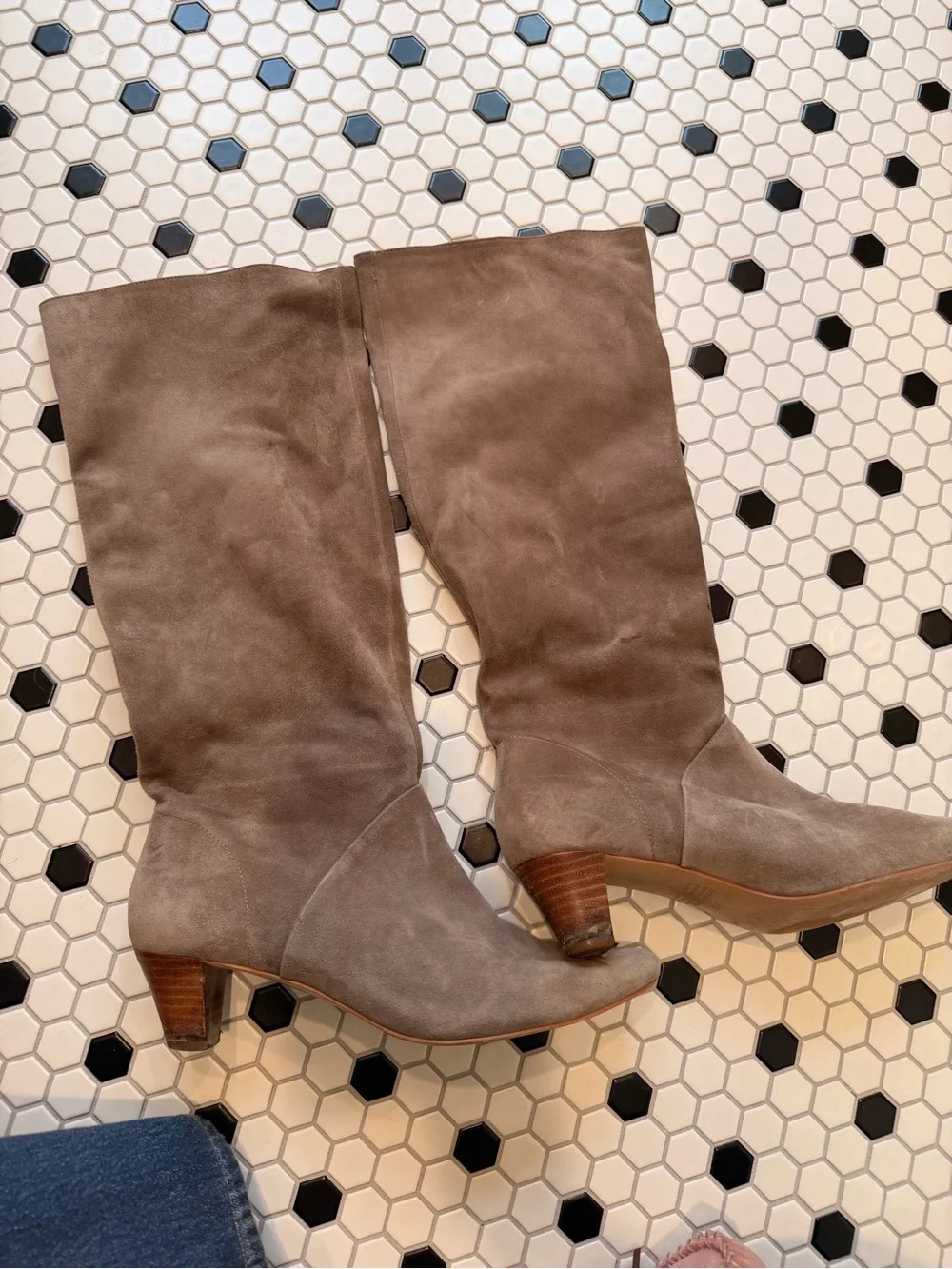 Kitten-heel slouch boots in tan - Picture 4 of 8